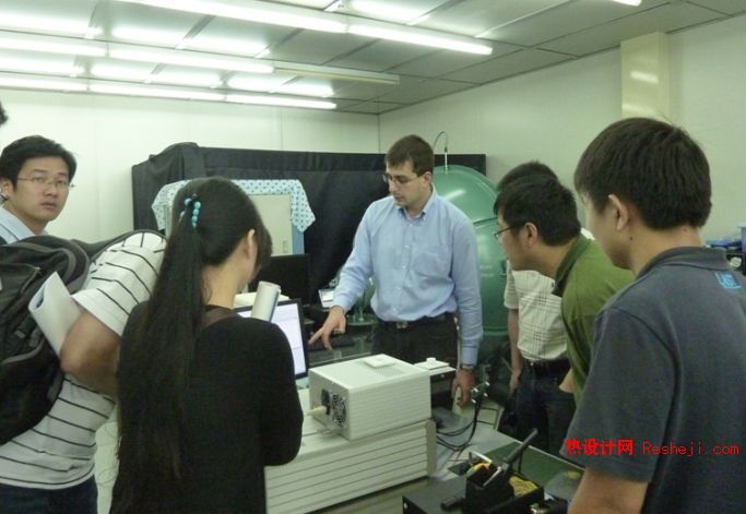 上海熱測試儀演示會-匈牙利技術人員現場講解2.JPG