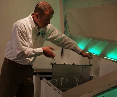 工作人員將服務器浸入礦物油